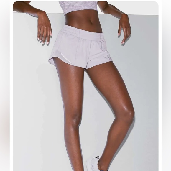 LULULEMON- Hotty Hot Low-Rise Lined Short 2.5" - Picture 5 of 6